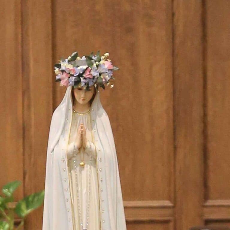 blessed mother may devotions crowning in church