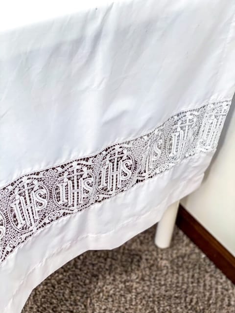 side view of the white linen cloth